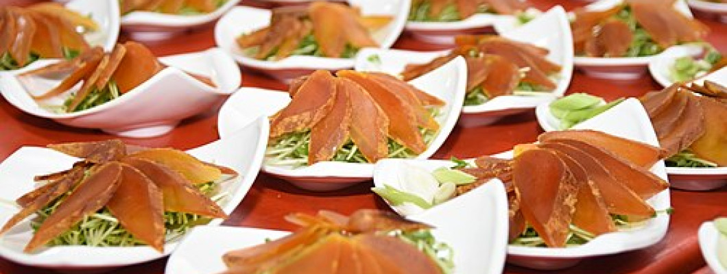 Trứng cá đối (tiếng Anh: mullet roe hoặc karasumi) là một món đặc sản quý hiếm được làm từ buồng trứng của cá đối cái, trải qua quá trình ướp muối và phơi khô. Món ăn này được mệnh danh là “vàng của đại dương” và tại Nhật Bản, nó được xếp v